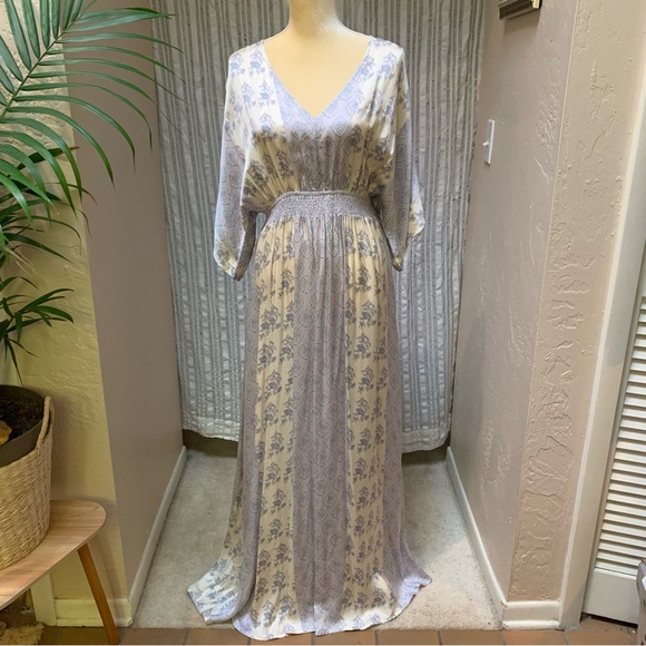 Elegant silky backless dress. Flutter sleeve. - Picture 1 of 9